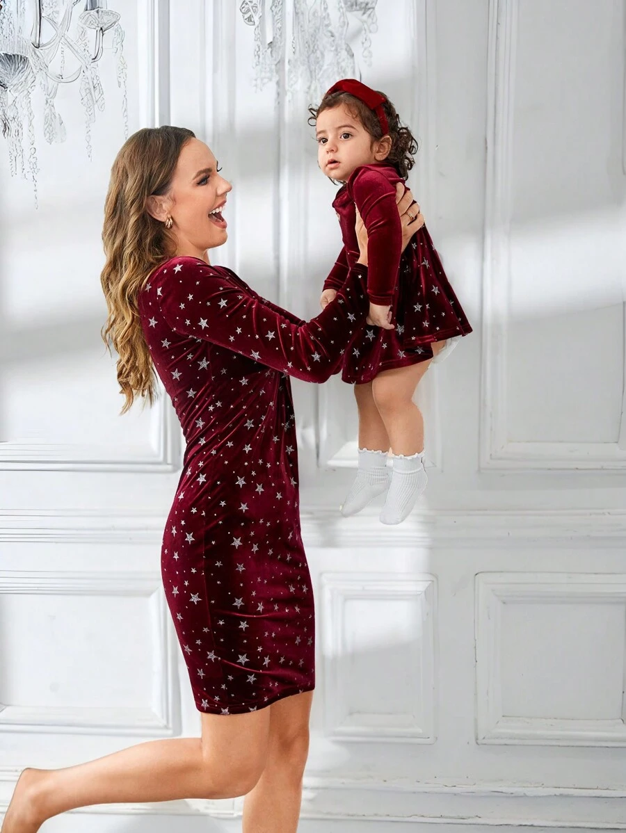 SHEIN Essnce 女士 V 领长袖花边星形图案优雅短裙，适合家庭装扮 - 酒紅色 - 查看 1