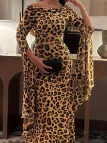 Abito aderente con stampa leopardata, scollo a spalle scoperte, colletto ripiegato e maniche a campana, stile casual
