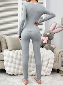 Conjunto de ropa de mujer casual con detalles en contraste de color para mantener el calor