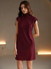 Anewsta Robe mini tressée ornée de clous, tenue simple et à la mode en couleur bordeaux pour femmes à porter au quotidien - Rouge foncé - Voir 1