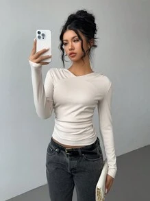 SHEIN Essnce T-shirt slim plissé de couleur unie pour femmes, pull à design croisé à manches longues pour femmes. Top polyvalent de base couleur abricot pour l'automne et l'hiver