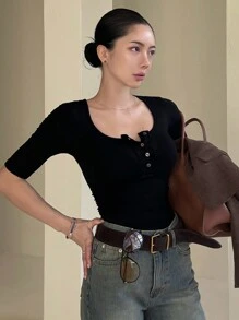 DAZY 女士纯色修身短袖短款 T 恤，黑色，春夏