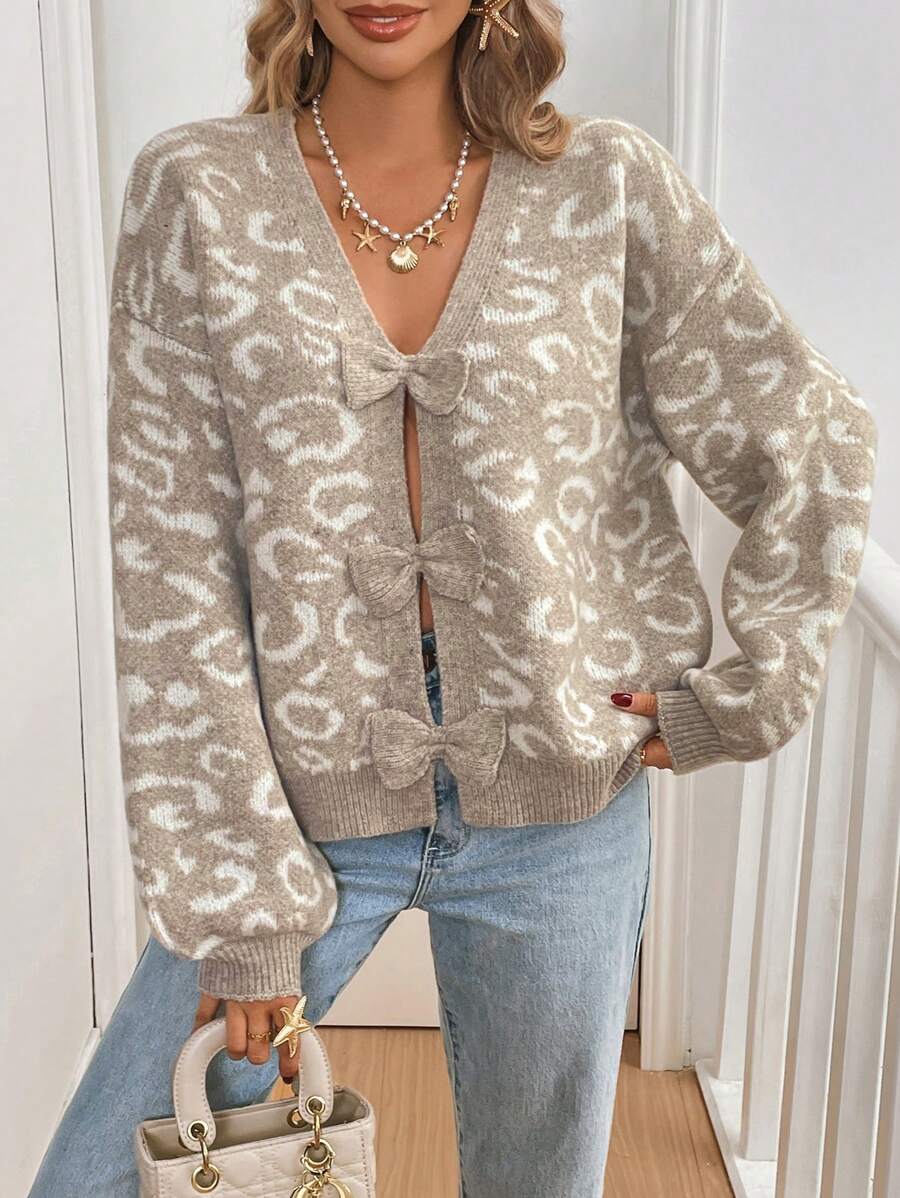SHEIN Frenchy Suéter feminino com estampa de leopardo e detalhe de laço nas costas - Caqui - Ver 1