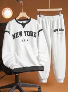 SHEIN 青少年男孩 2 件套休闲运动街头舒适百搭保暖超高性价比文字标语印花加色块拼接 2 合 1 设计针织圆领运动衫运动裤套装返校服装；秋季服装；青少年男孩服装；秋季夹克；秋季服装秋冬 - 黑與白 - 查看 6