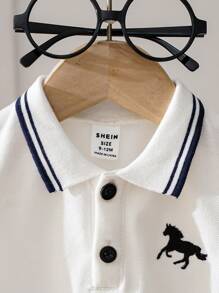 SHEIN Playful Pals 男嬰白色POLO領短袖T恤 刺繡圖案 夏季休閒T恤 職業日返校上衣 2顆鈕扣 時尚設計 - 白色 - 查看 7