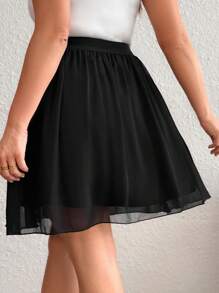 SHEIN Privé Falda mini de gasa blanca sólida de moda para mujer de talla grande, elegante para vacaciones en la playa, citas y amigas - Negro - Ver 2