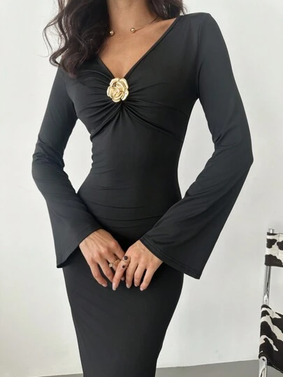 SHEIN Privé Plus Size Autumn/Winter Comfortable Elegant Minimalist Chic Sexy Retro Floral Metal Decor Twisted V-Neck Bodycon Dress, Suitable For Layering Or Outerwear