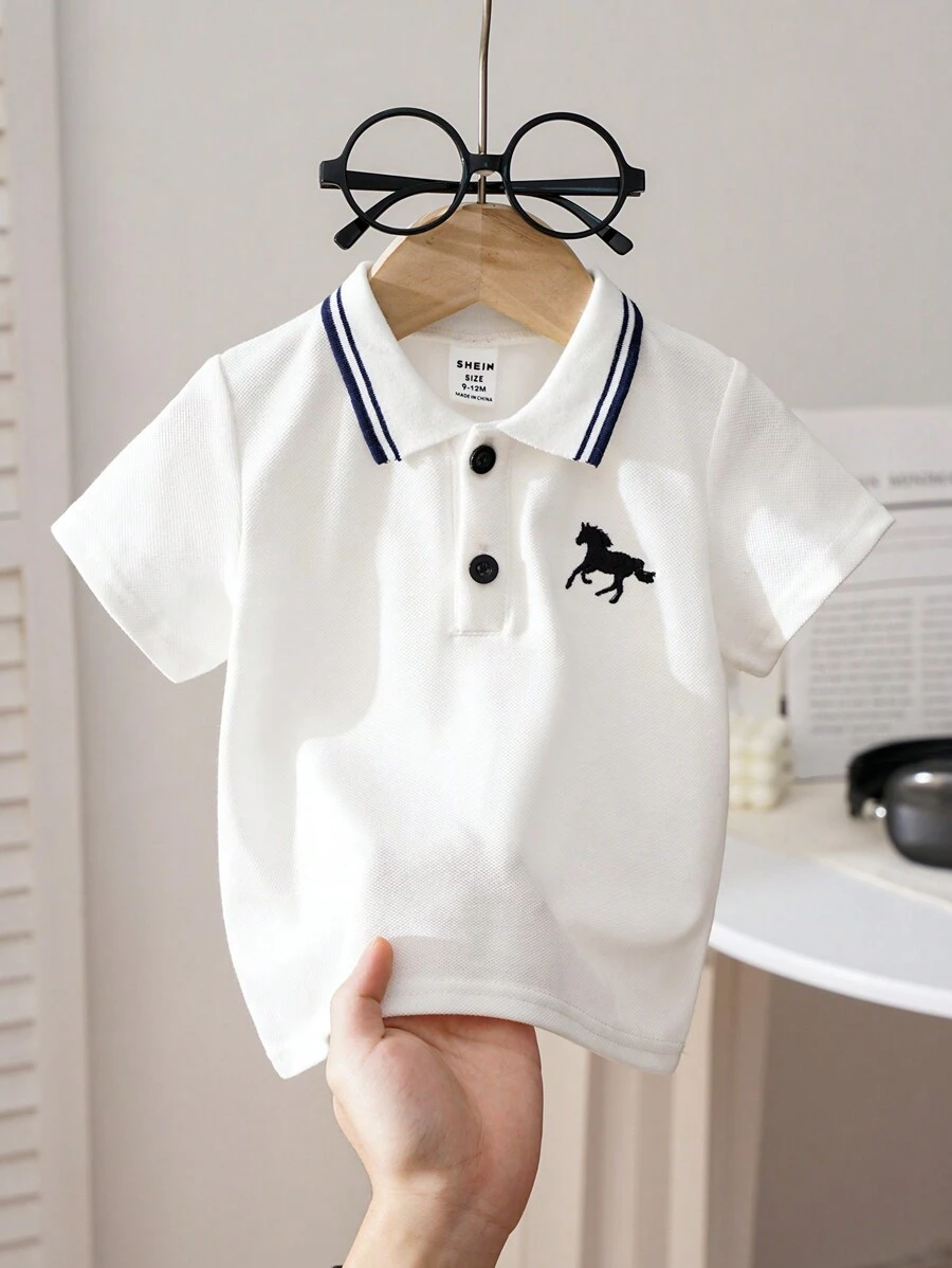 SHEIN Playful Pals 男嬰白色POLO領短袖T恤 刺繡圖案 夏季休閒T恤 職業日返校上衣 2顆鈕扣 時尚設計 - 白色 - 查看 1