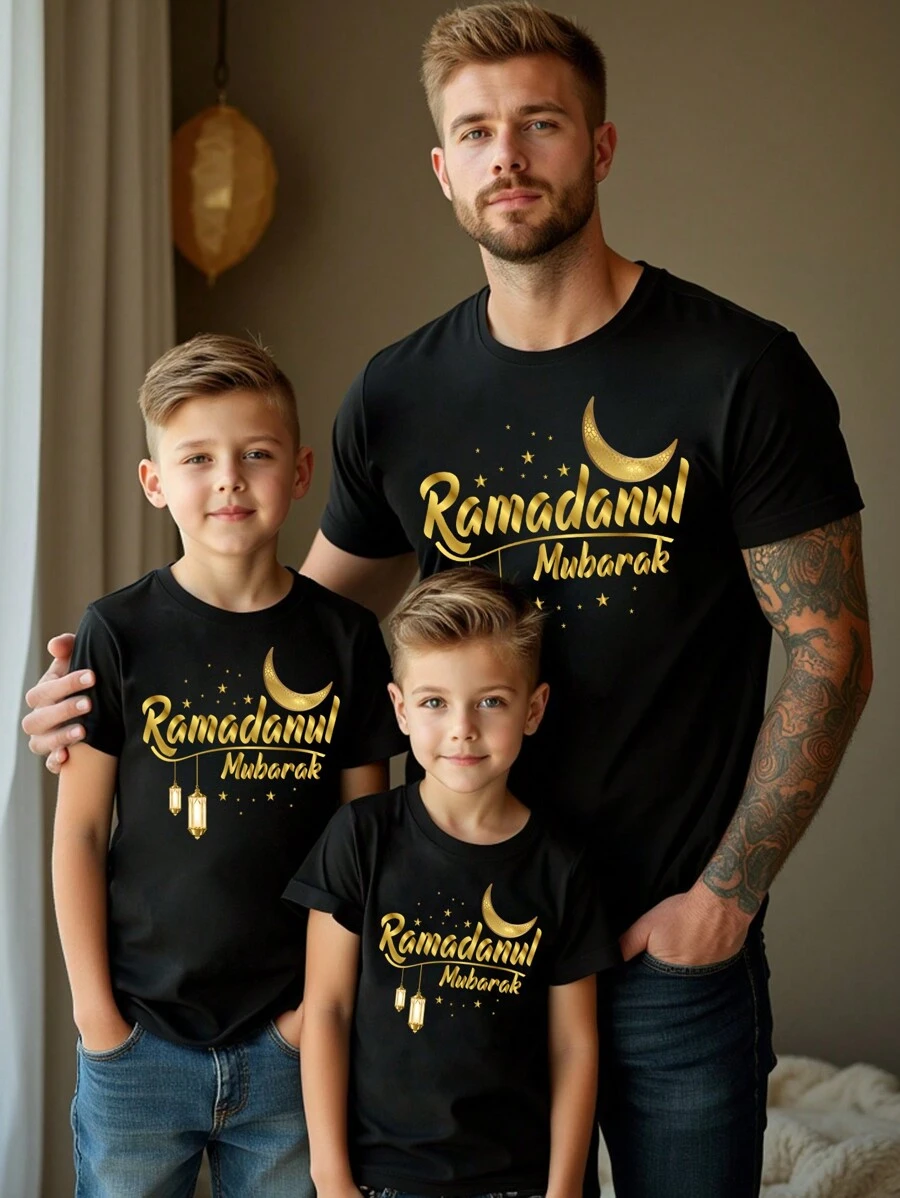 SHEIN 1件斋月新月渐变字母标语印花圆领短袖T恤，适合青少年男孩 - 黑色 - 查看 1