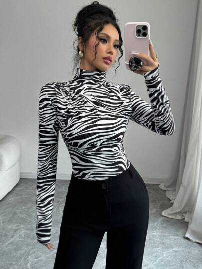 Selianne Camiseta de manga larga de cuello alto con estampado gráfico en blanco y negro, elegante para fiestas navideñas. Blusas gráficas para mujer con estampado animal de cuello de tortuga para primavera