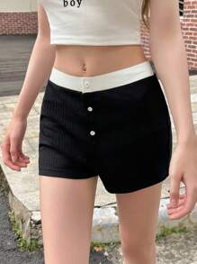 Jouncy 女士撞色简约休闲纽扣装饰短裤 - 黑色 - View 1
