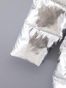 SHEIN Abrigo acolchado con capucha y cinturón, de longitud media, con acabado brillante de patente para niñas