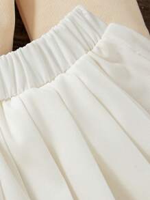 SHEIN 女婴字母刺绣长袖领口运动衫和褶皱迷你裙休闲装，秋冬 - 卡其色 - 查看 4