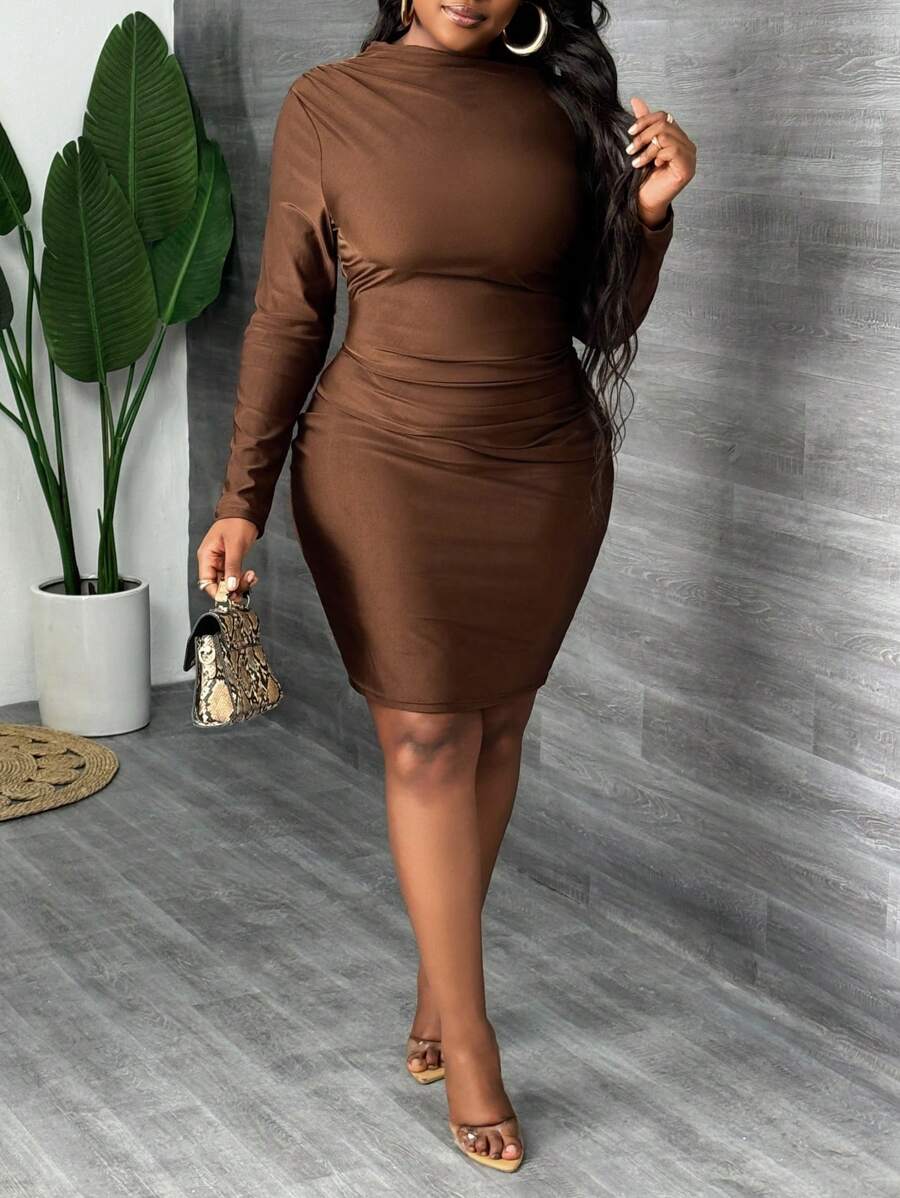 SHEIN Slayr Robe ?�l?�gante de grande taille en marron, asym?�trique avec ?�paule et taille pliss?�e 
