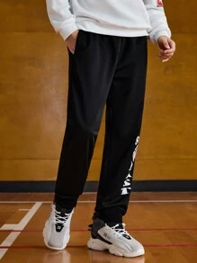 Sport MetroGents Herren Hose mit Buchstaben-Muster, Vordertasche und Bindeband, lässiger Sportstil, minimalistisches Design