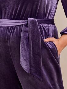 SHEIN Clasi Monos anchos con cuello en V de terciopelo, manga farol y cintura anudada para mujeres de talla grande, otoño - Morado - Ver 2
