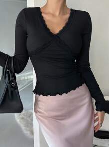 DAZY Camiseta de manga larga de ajuste ceñido con cuello en V, con encaje de contraste y ribete de lechuga para mujer, para primavera y otoño - Negro - Ver 6