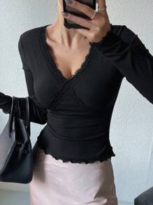 DAZY Camiseta de manga larga de ajuste ceñido con cuello en V, con encaje de contraste y ribete de lechuga para mujer, para primavera y otoño - Negro - Ver 4