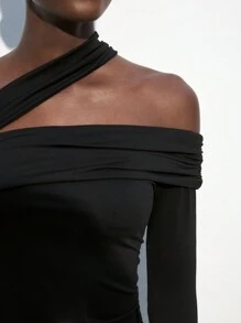 Maija 女式黑色不对称露背领口解构设计，百搭春夏服饰，现代都市风格，不对称设计，黑色修身版型，褶饰装饰设计，女式户外休闲上衣 - 黑色 - 查看 3