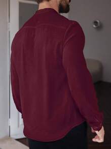 Manfinity Homme 男士纽扣前长袖口袋休闲衬衫，简约设计，适合秋季日常穿着 - 酒紅色 - 查看 2