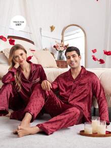 Manfinity CoupledUp مجموعة رداء نوم/ملابس بيتية للرجال طقم قميص نوم طويل الأكمام ذو أسور تصميم قلب أحمر ذو طوق على شكل صدرية من الحرير الاصطناعي قطعتان