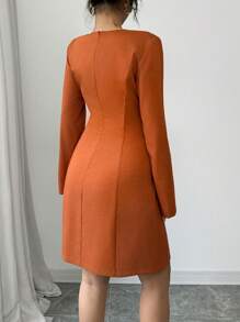 Elenzga Vestido Curto Elegante Feminino Estilo Francês de Cor Sólida, Decote Redondo, Cinturado, Modelo A-line, com Decoração de Flor de Metal 3D, Adequado para Ir ao Trabalho, Uso Casual, Férias, Dia dos Namorados, Outono/Inverno - Marrom - Visão 2