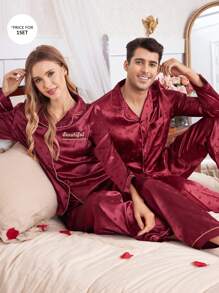 Manfinity CoupledUp مجموعة رداء نوم/ملابس بيتية للرجال طقم قميص نوم طويل الأكمام ذو أسور تصميم قلب أحمر ذو طوق على شكل صدرية من الحرير الاصطناعي قطعتان
