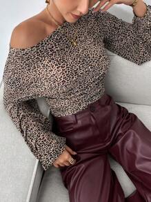 SHEIN Essnce Camiseta con hombros descubiertos y estampado de leopardo de estilo casual para mujer, un diseño minimalista y elegante para uso diario