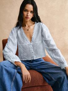 Poéselle 女士花卉蕾丝前扣长袖衬衫，休闲日常穿着 - 淺藍色 - 查看 2