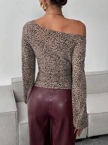 SHEIN Essnce Camiseta con hombros descubiertos y estampado de leopardo de estilo casual para mujer, un diseño minimalista y elegante para uso diario