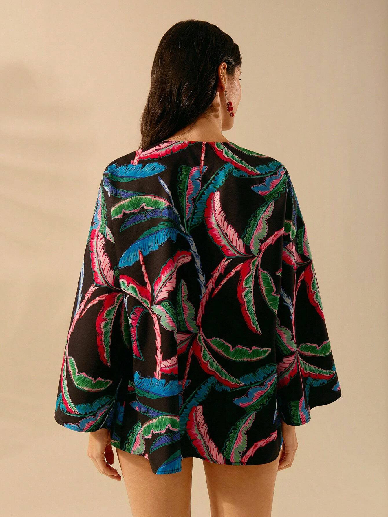 CAJUNI Kimono Longo de Manga Comprida Preto de Verão Feminino com Estampa Tropical Colorida de Coqueiros para Férias, Casual e Bohêmio - Multicolorido - Visão 2