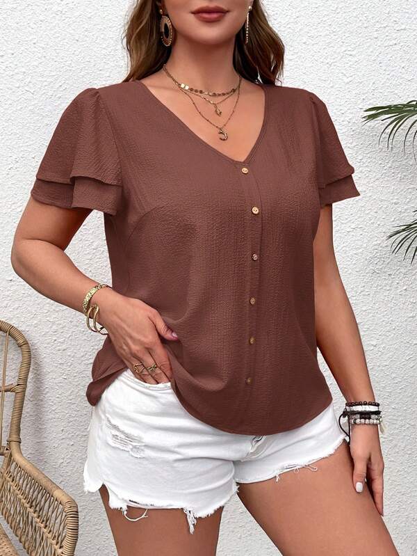 SHEIN VCAY Blusa de vacaciones con cuello en V, manga corta y volante para tallas grandes