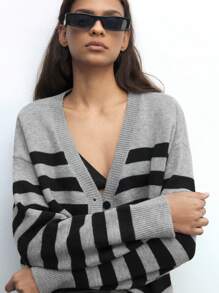 Maija 休闲撞色条纹前扣开襟宽松黑灰色针织开衫，适合春季，适合分层搭配