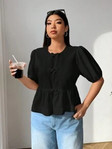 Solflare 大码复古衬衫，配蝴蝶结领、泡泡袖和腰带 - 黑色 - 查看 5