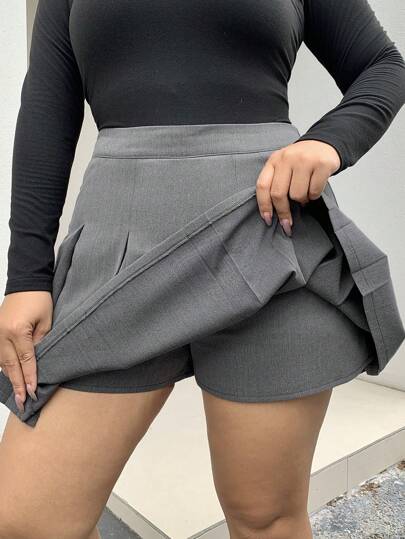 Dazy Petite Plus 加大码灰色纯色百褶迷你裙，学院风秋季