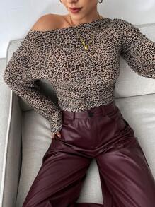 SHEIN Essnce Camiseta con hombros descubiertos y estampado de leopardo de estilo casual para mujer, un diseño minimalista y elegante para uso diario