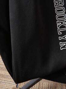 SHEIN Bộ 2 chiếc/bộ áo khoác nỉ trùm đầu in họa tiết tiếng Anh màu đen và đỏ cho bé trai tuổi teen và quần dây rút, lót giữ nhiệt ấm áp cho mùa thu/đông, đa năng để mặc hàng ngày, đi học, thể thao, thường ngày khi đi dạo phố - Nhiều màu - Xem 3