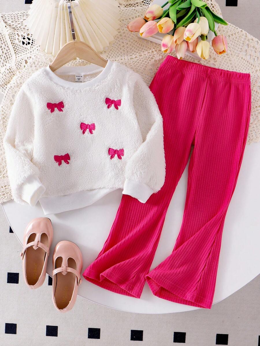 2 件套年轻女孩休闲日常套装，包括带有紫红色蝴蝶结刺绣的毛绒上衣和喇叭裤，适合秋冬季