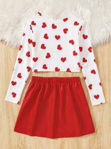 Jupe mini froncée noire unie à découpes, idéale pour les sorties et événements, élégante et polyvalente, pour jeune fille au début du printemps. Assortie à un t-shirt moulant imprimé cœur avec décoration nœud papillon et jupe droite  rouge. Ensemble chic de 2 pièces pour les fêtes et les réunions - Rouge - Voir 2