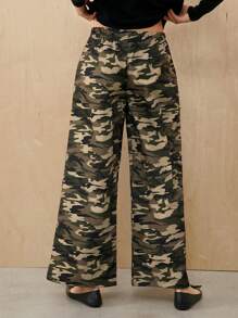 SHEIN EZwear Pantalones largos rectos con estampado de camuflaje holgados de estilo casual callejero para verano