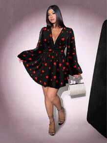 SHEIN Unity 大码 V 领长袖满版心形印花休闲短款连衣裙 - 黑色 - 查看 3
