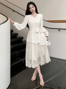 DAZY V领蕾丝拼接腰带装饰中长优雅连衣裙，适合春季婚礼宾客服装舞会礼服，秋季服装长袖连衣裙 - 米色 - 查看 4