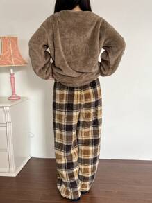 DAZY 法兰绒加厚字母刺绣上衣和格子裤蓬松睡衣套装，秋冬舒适保暖装 - 棕色 - 查看 2