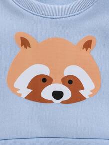 SHEIN Playful Pals Ten ubranko dla noworodka-chłopca z kreskówkowym wzorem szopa składa się z bluzki i spodni, zaprojektowane z uroczym wzorem szopa, wykonane z wysokiej jakości materiałów i o przemyślanym wzornictwie, aby zapewnić wygodę i modę, odpowiednie do noszenia na co dzień lub na specjalne okazje. - Jasnoniebieski - Zobacz 4