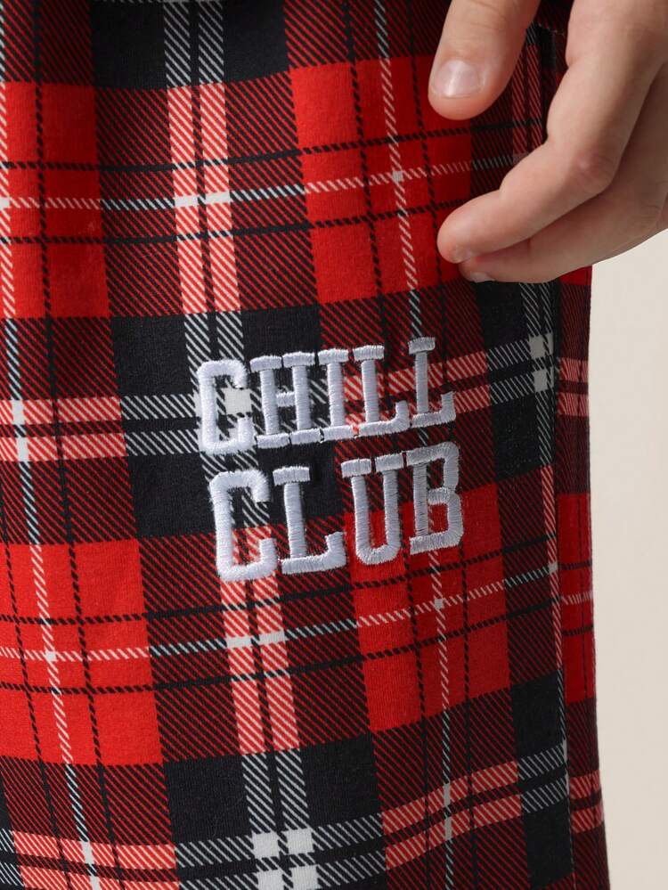 Conjunto de pijama com camisa e calça xadrez e logotipo do Chill Club
