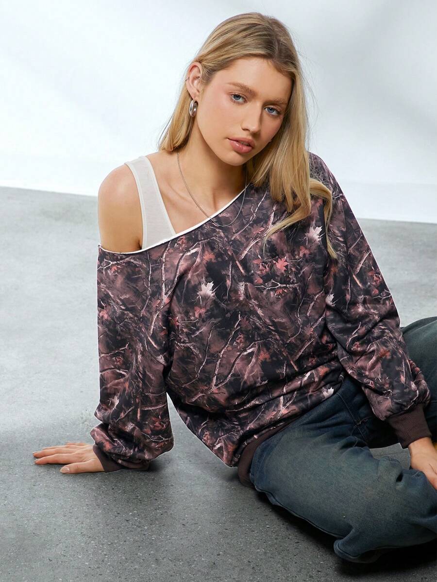 SHEIN EZwear قميص ثقيل نسائي فضفاض طويل الأكمام مكشوف الكتف بطبعة كامو للاستخدام اليومي