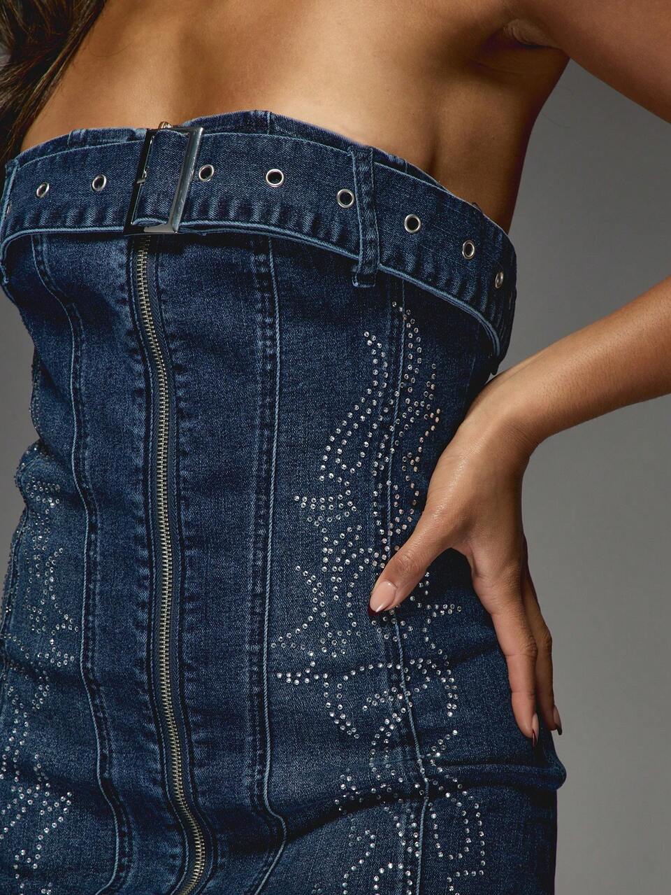 MISSGUIDED Trägerloses Minikleid aus Denim mit Kristallverzierungen und Gürtel