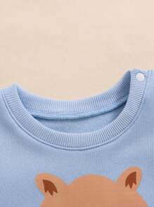 SHEIN Playful Pals Ten ubranko dla noworodka-chłopca z kreskówkowym wzorem szopa składa się z bluzki i spodni, zaprojektowane z uroczym wzorem szopa, wykonane z wysokiej jakości materiałów i o przemyślanym wzornictwie, aby zapewnić wygodę i modę, odpowiednie do noszenia na co dzień lub na specjalne okazje. - Jasnoniebieski - Zobacz 8