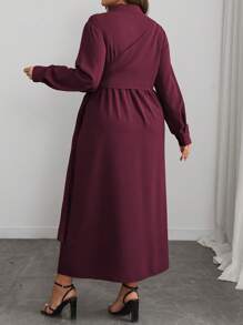 SHEIN Clasi Vestido Camisa de Manga Longa com Gola Padre, Cinto na Cintura e Decoração para Mulheres Plus Size, Vestuário Casual de Escritório para Primavera e Outono, Roupa Feminina Outono em Bordô - Vinho - Visão 2