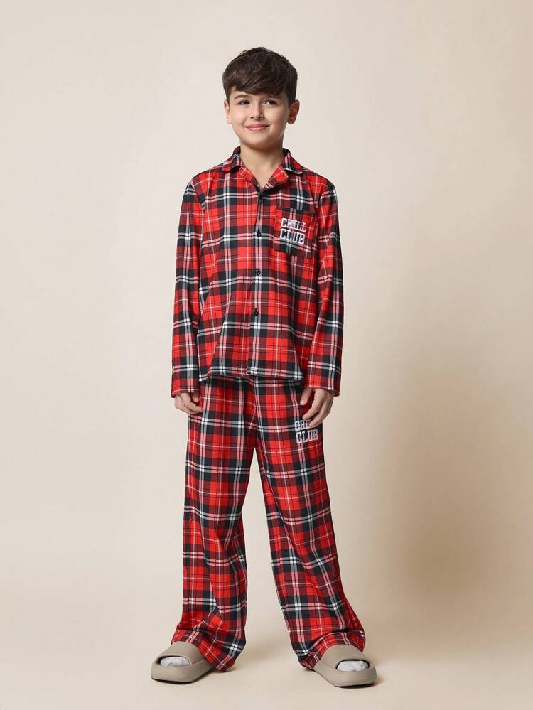 Conjunto de pijama com camisa e calça xadrez e logotipo do Chill Club